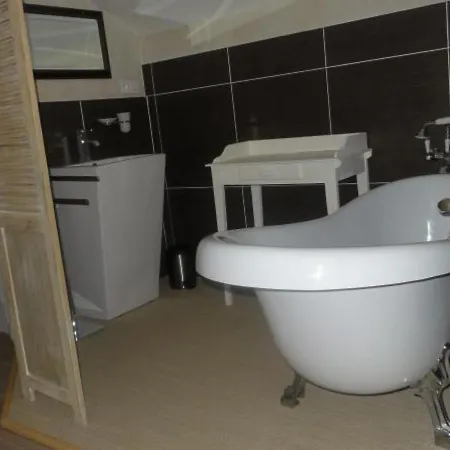 Maison En Pierres Renovee Avec Cour Close Et Terrasse Privee, Animaux Admis, Parking, Wi-fi - Fr-1-489-271 Holiday home